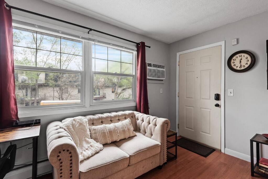 Tranquil 2br Mpls - 8075 3